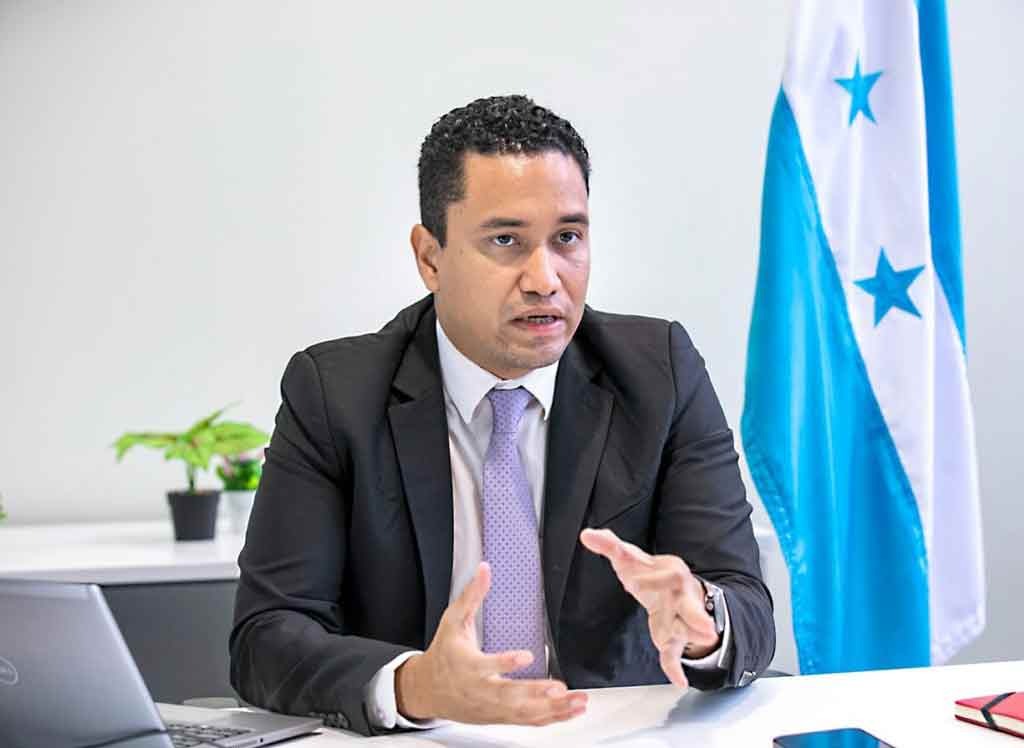 CUESTIONAN AL PRESIDENTE DEL BCH QUE SE LE CAE LA ECONOMÍA DE HONDURAS POR SEGUIR VIENDO PARA ATRÁS