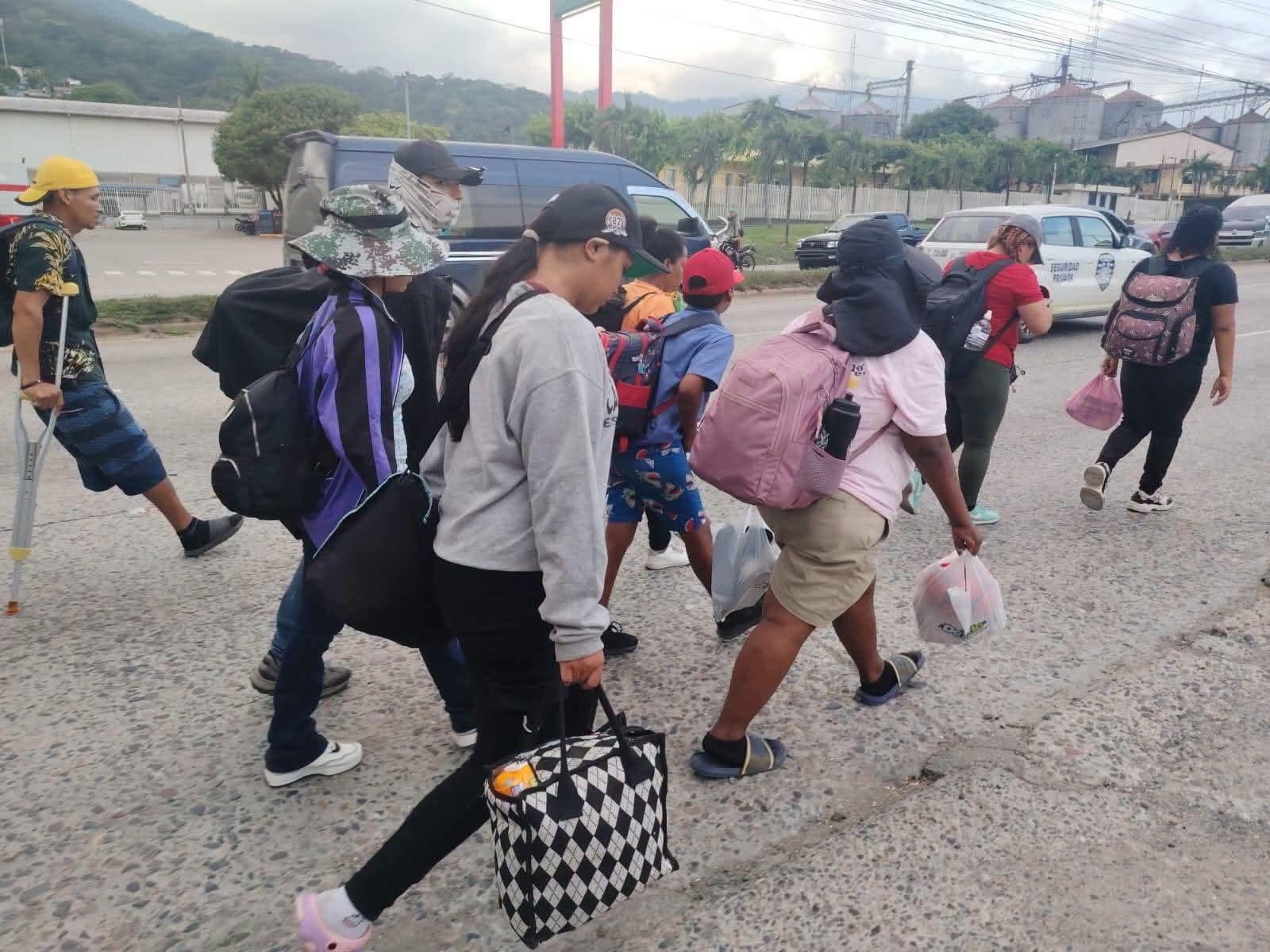 ¡HASTA CON MULETAS! NUEVA CARAVANA MIGRATORIA SALE DE HONDURAS RUMBO A EE.UU.