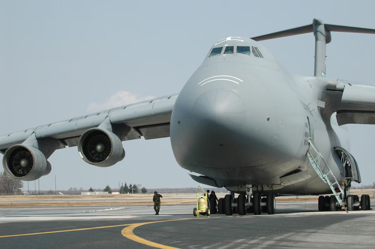 ATERRIZA EN HONDURAS EL GIGANTE DE LAS FUERZAS ARMADAS DE EE.UU. QUE MUEVE HELICÓPTEROS Y AYUDA HUMANITARIA