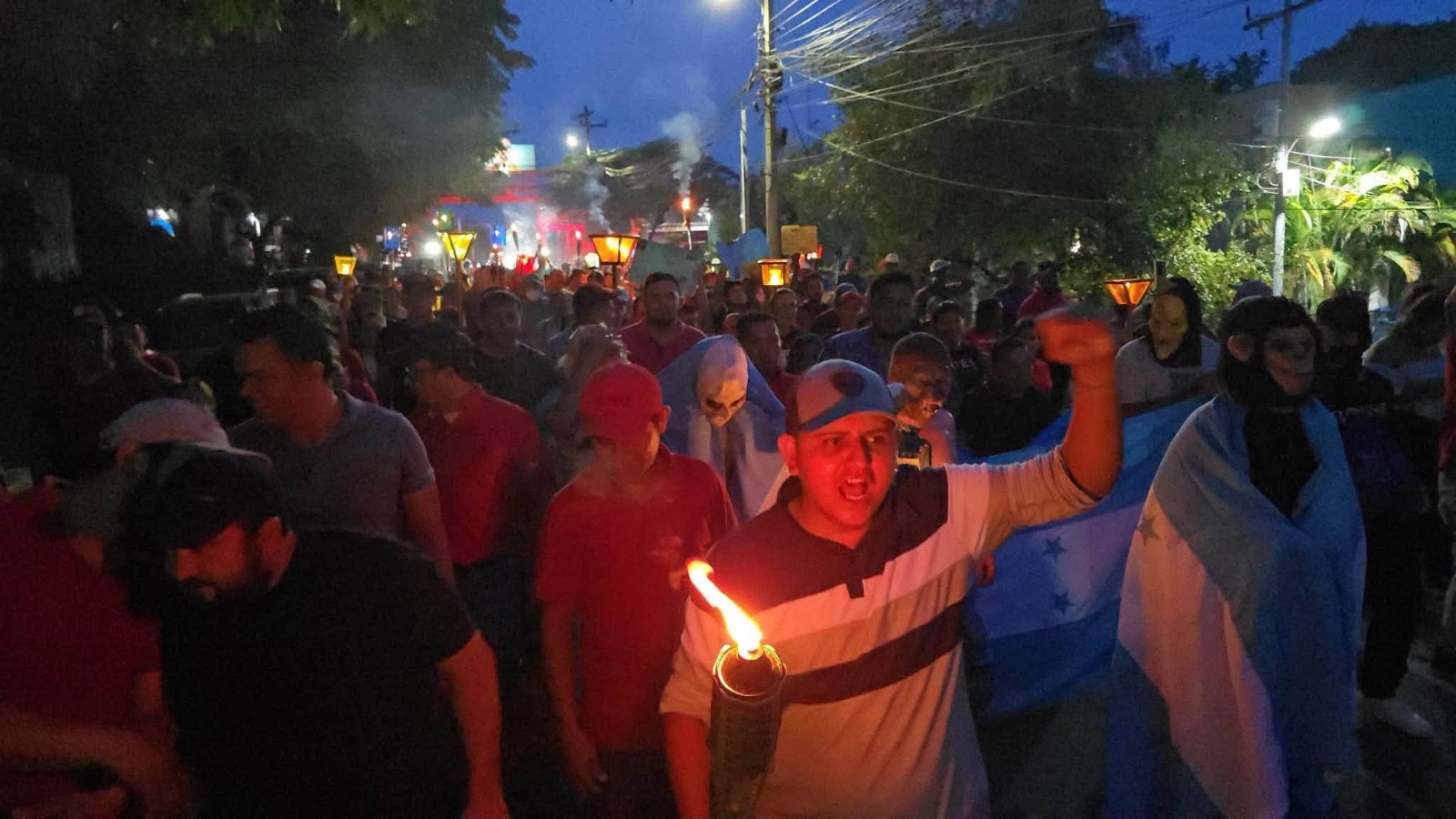 APAGONES, COMBUSTIBLES, SALUD Y DESPIDOS: EL CÓCTEL QUE HIZO REVENTAR LAS CALLES DE HONDURAS CONTRA ASFURA