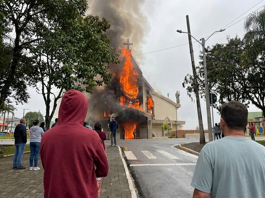 ELECCIONES  INCENDIO DE GRANDES PROPORCIONES DESTRUYE IGLESIA MATRIZ EN SANTA CATARINA: LA FE PERMANECE EN PIE